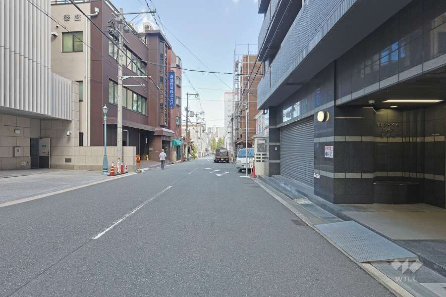 敷地の北側前面道路（西側から）