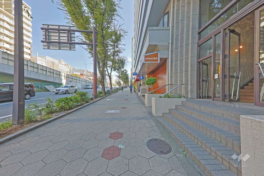 敷地の北側前面道路は千日前通です（西側から）。