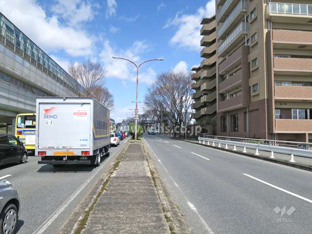 敷地西側の前面道路