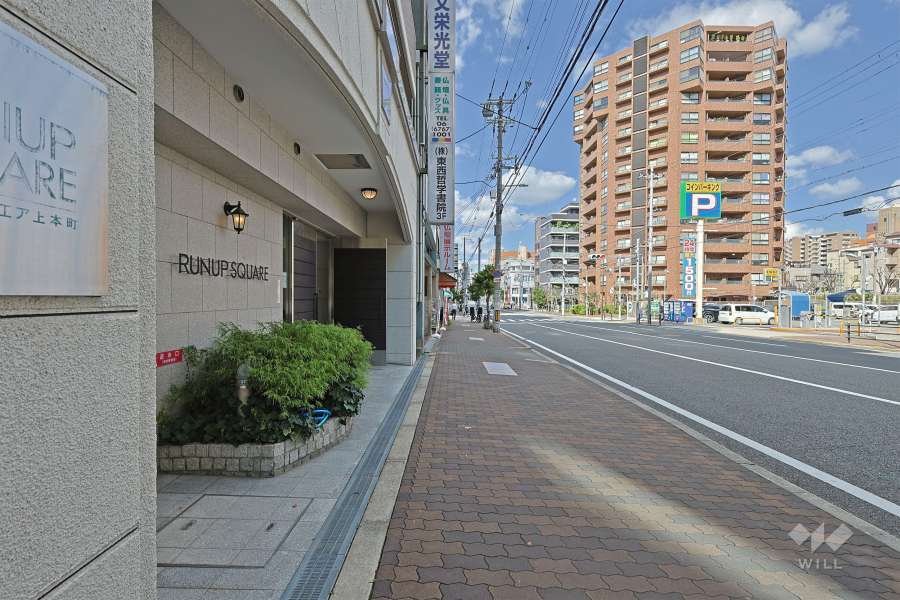 敷地の東側前面道路（南側から）