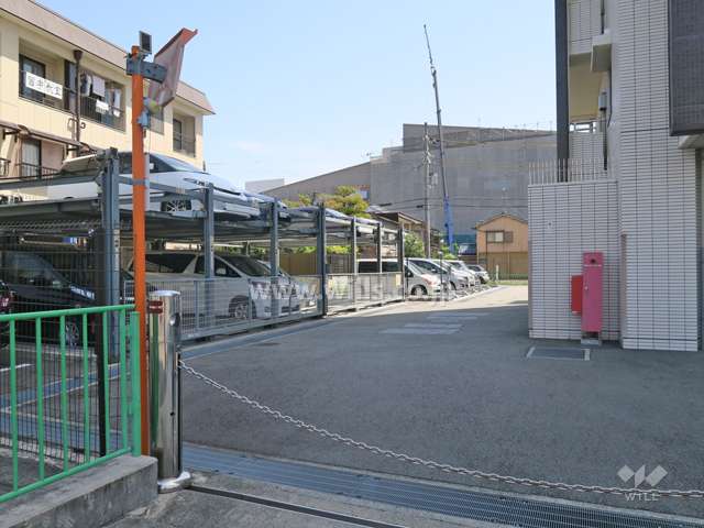 敷地内駐車場（屋外機械式）出入り口はロボットゲート付きです。