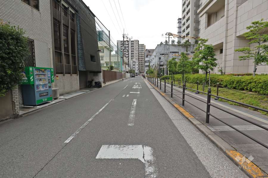 敷地南側の前面道路（東側から）