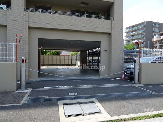 駐車場出入り口（ロボットゲート付き）
