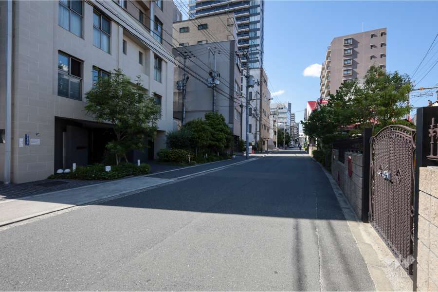 敷地東側の前面道路