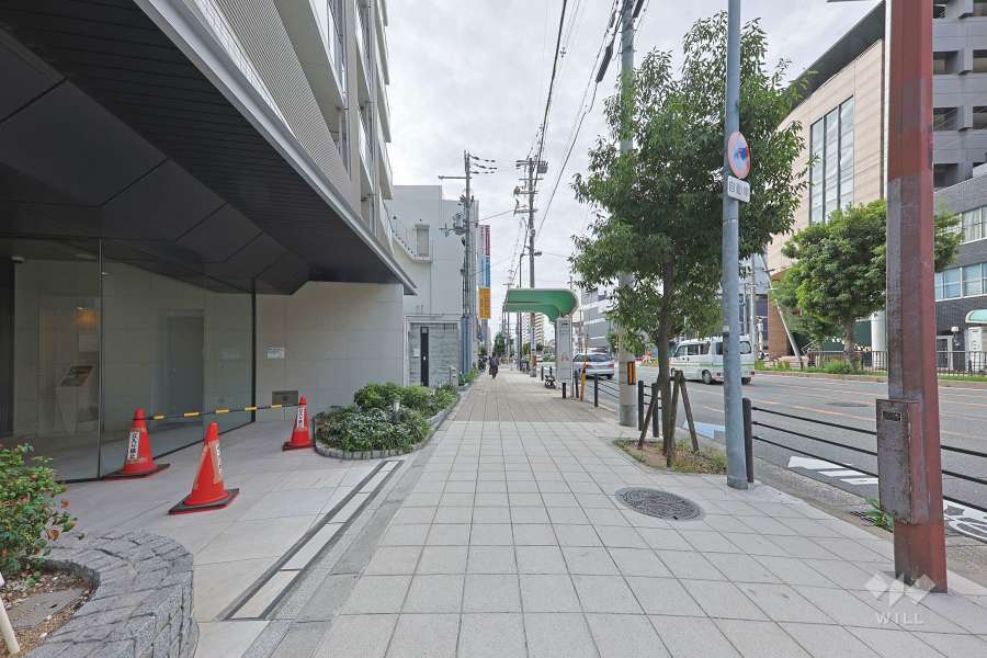 敷地西側の前面道路