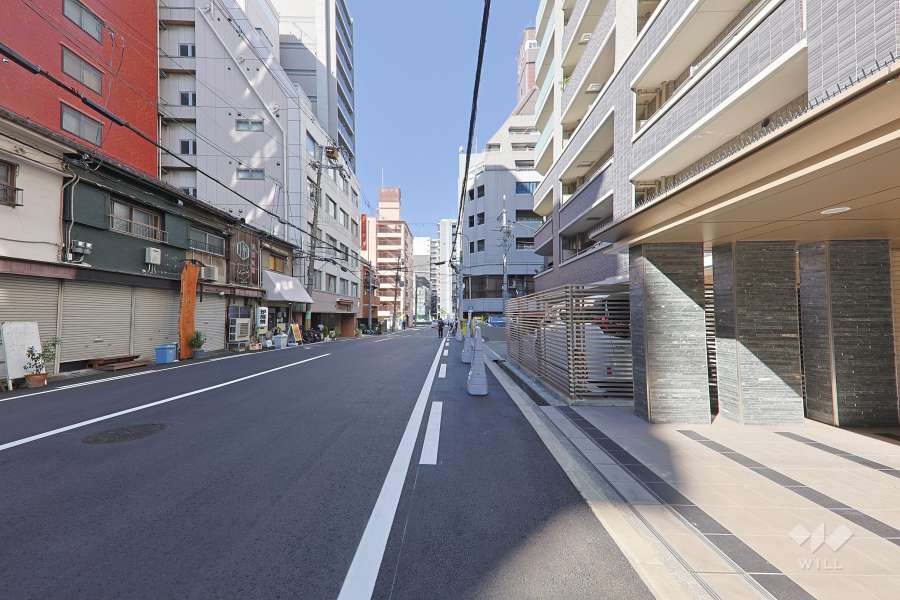敷地の南側前面道路（東側から）