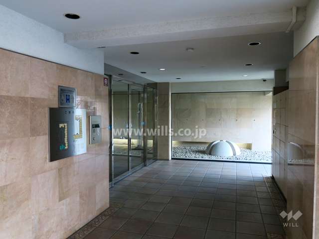 エントランスはオートロック付きです。