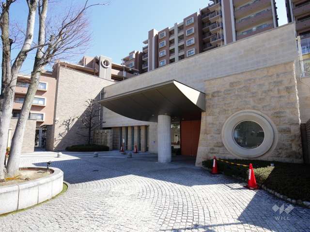 エントランス（オートロック付き）。エントランス前には車寄せ（ロータリー）があります。