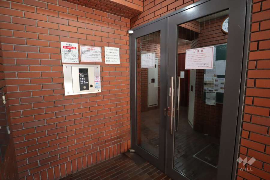 エントランスはオートロック付きです。