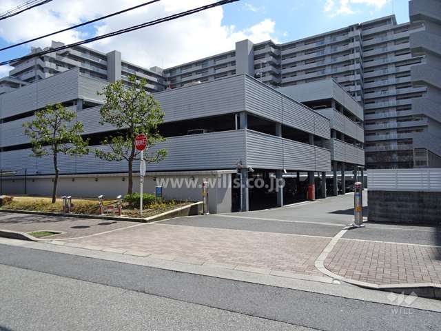 駐車場棟。（出入り口にロボットゲート付き）