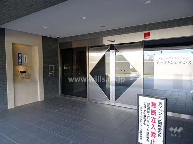 エントランスにはオートロックがあります。（イースト）