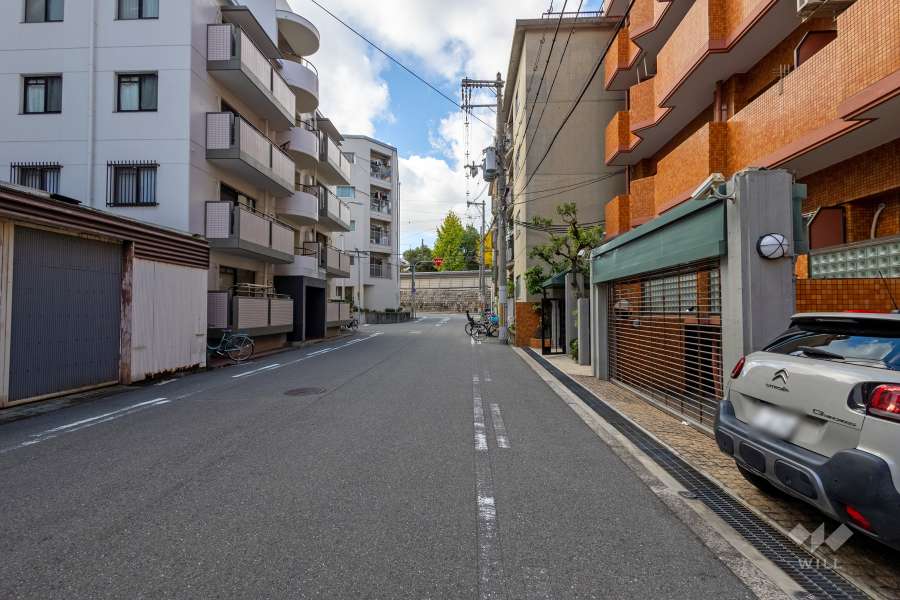 敷地南側の前面道路