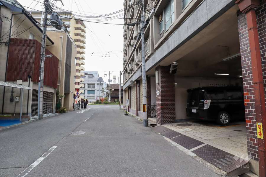 敷地南側の前面道路（東側から）