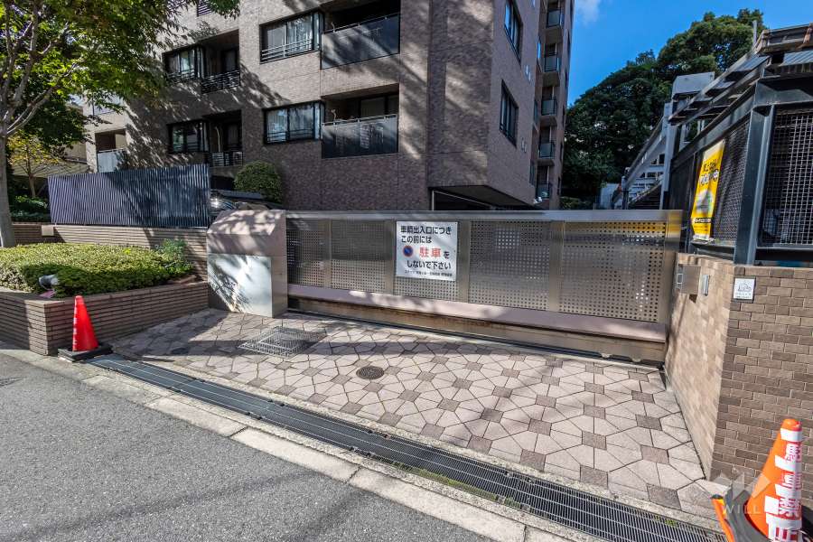 駐車場の出入り口（ゲート付き）