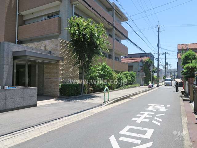 敷地西側の前面道路