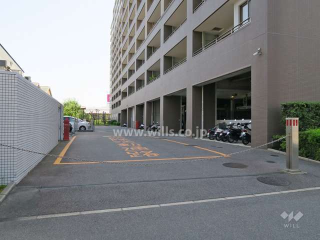 敷地内駐車場（屋内機械式・屋外機械式）出入り口はロボットゲート付きです。
