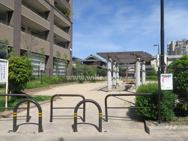 敷地南側に隣接して公園があります。