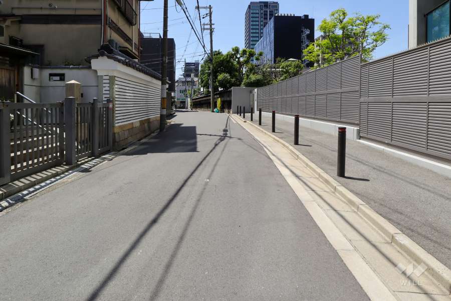 敷地南側の前面道路（東側から）