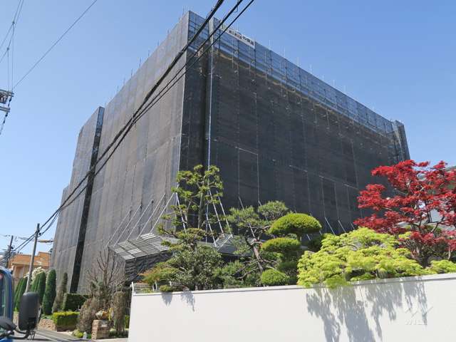 茨木中津町パーク・ホームズの外観（南東側から）※平成28年4月16日現在大規模修繕工事中