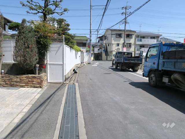 敷地南側の前面道路