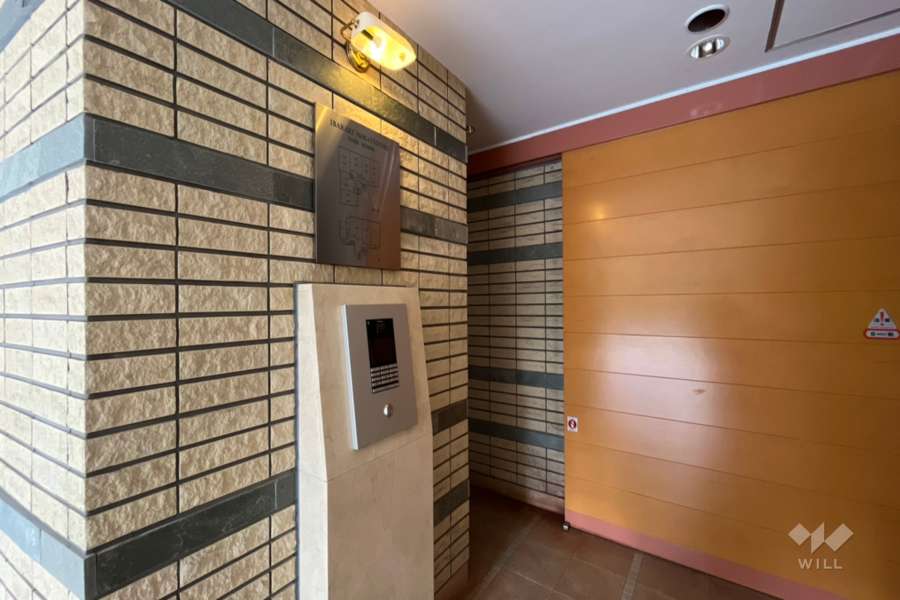 エントランスはオートロック付きです。