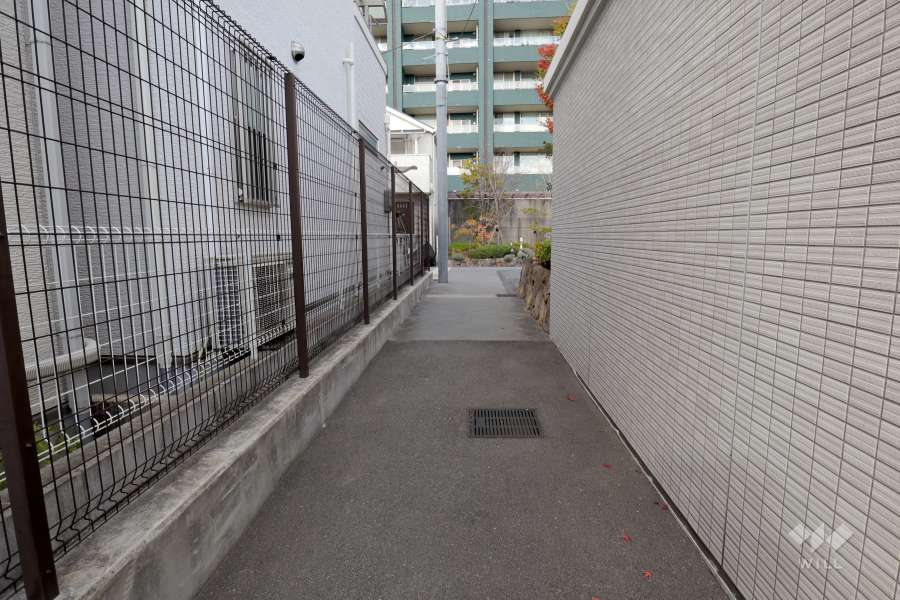敷地西側の前面道路