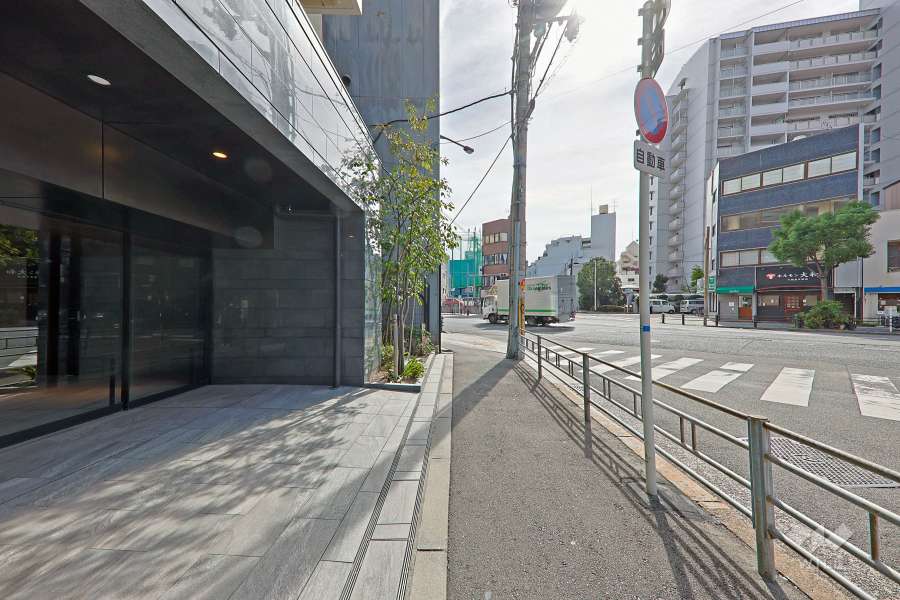 敷地の西側前面道路（北側から）