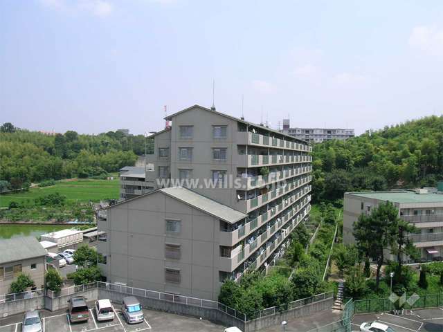 日商岩井千里桃山台マンションの外観（西側から）　周辺には竹林や田畑が多く残り、緑豊かです。