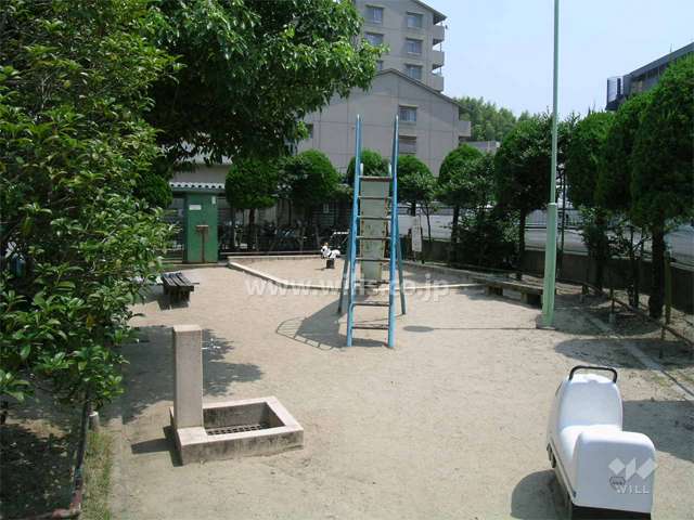 敷地に隣接する小さな公園。遊具も設置され、子供の遊び場にピッタリです。