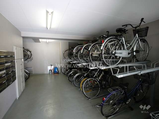 エントランス横にある宅配ボックスと自転車置場