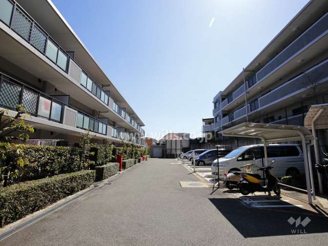 3番館プライムの南側の様子。右が1番館、左が3番館です。