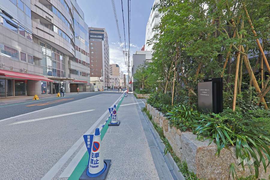 敷地東側の前面道路（北側から）