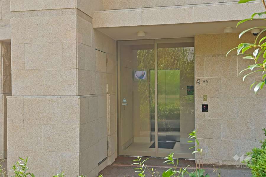 屋内に設けられた駐輪場の出入り口
