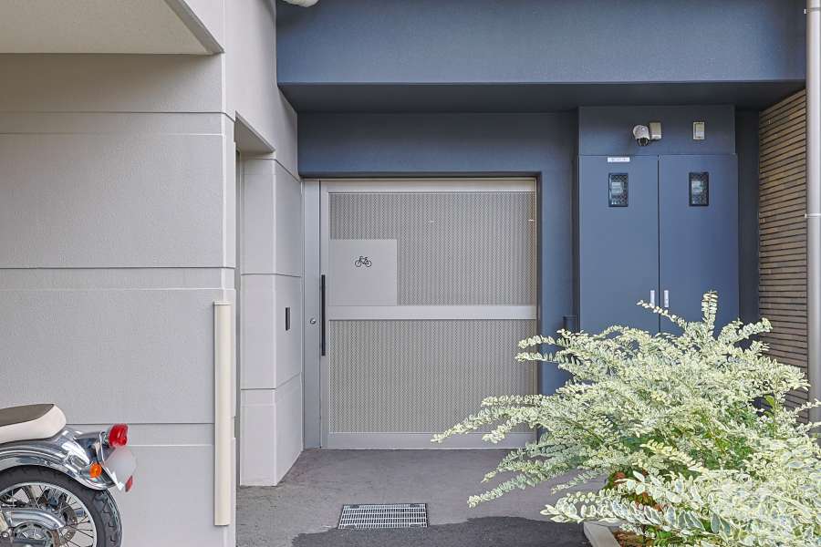 屋内に設けられた駐輪場の出入り口