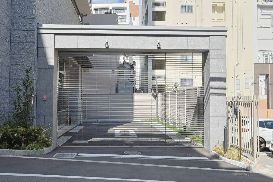 駐車場の出入り口（ゲート付き）
