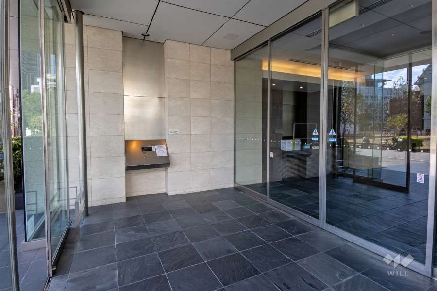 エントランスはオートロック付きです。　