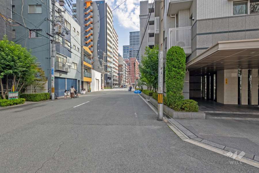 敷地の北側前面道路は外保通りです（西側から）。