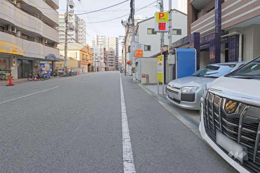 敷地の西側前面道路は大黒橋筋です（南側から）。