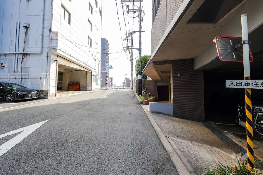 敷地の東側前面道路（北側から）