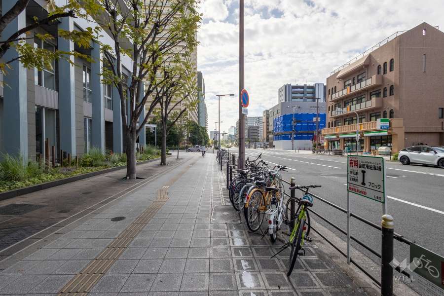 敷地西側の前面道路