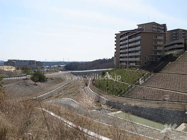 高台にあり、周囲を山と川に囲まれています。