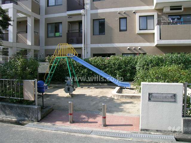 敷地に隣接した小さな公園
