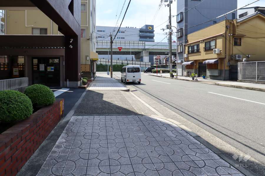 敷地北側の前面道路（東側から）