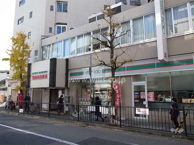 1階から2階は店舗になっています。