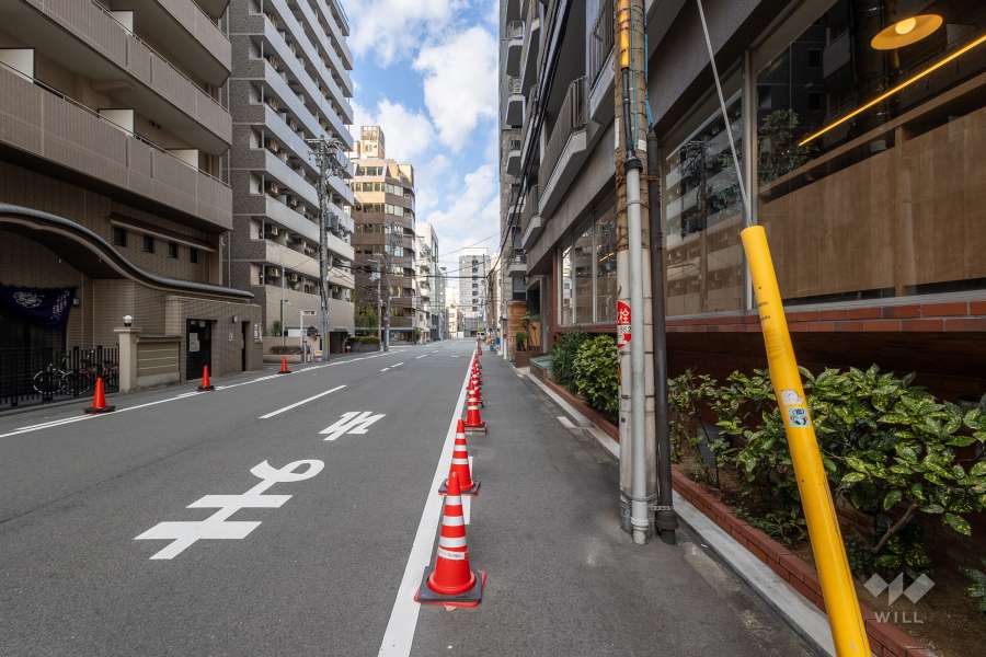 敷地西側の前面道路