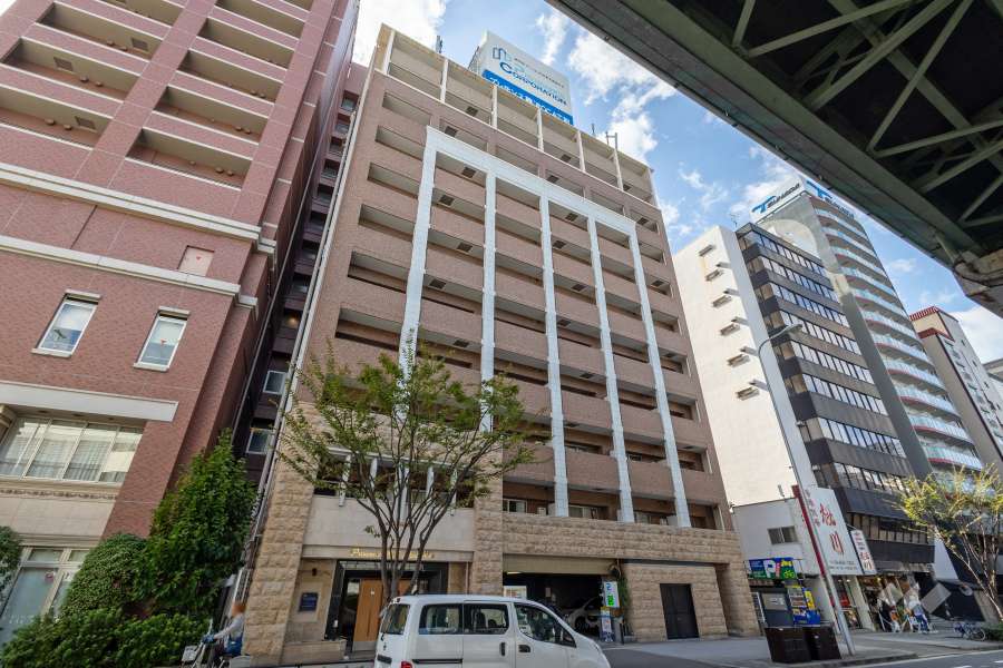 プレサンス難波OCAT前の外観（北東側から）