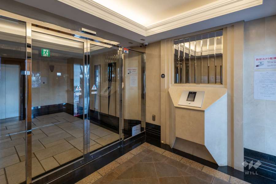 エントランスはオートロック付きです。　