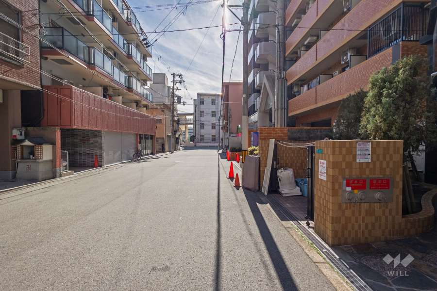 敷地東側の前面道路（北側から）