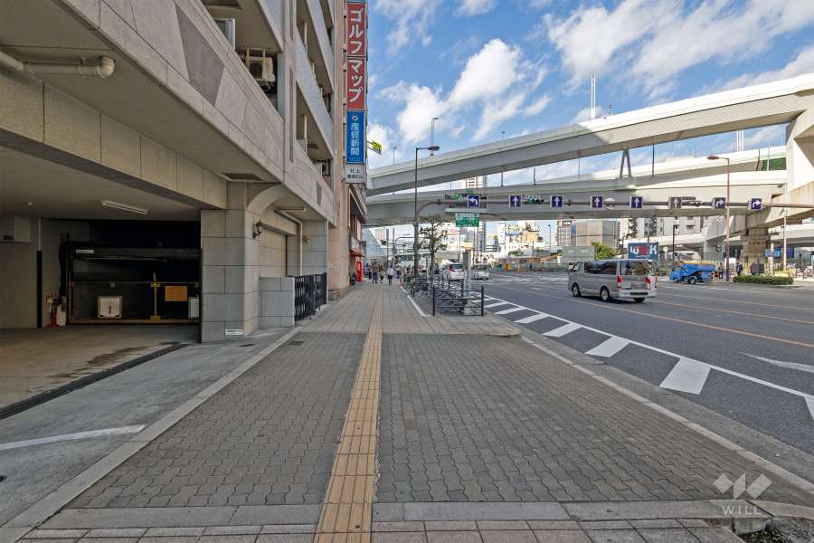 敷地の東側前面道路は大阪市道南北線です（南側から）。