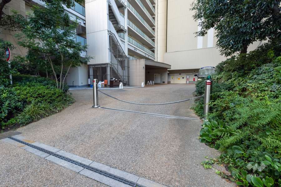 駐車場の出入り口（ロボットゲート付き）